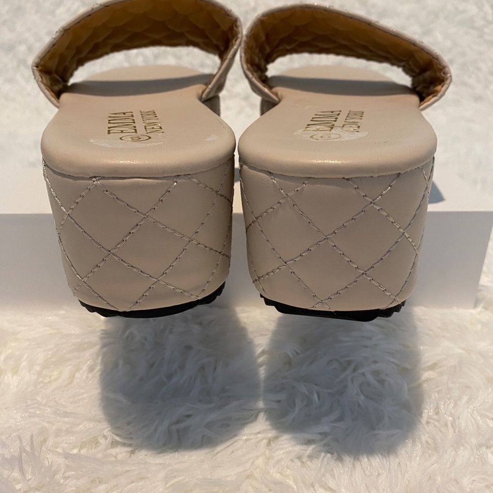 New Condition Emma New York Slides - Picture 6 of 6